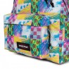 Il classico zaino Eastpak si rinnova con la brillante colorazione Retro Surf Light, perfetta per distinguerti ogni giorno.