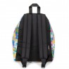 Il classico zaino Eastpak si rinnova con la brillante colorazione Retro Surf Light, perfetta per distinguerti ogni giorno.