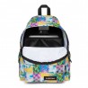 Il classico zaino Eastpak si rinnova con la brillante colorazione Retro Surf Light, perfetta per distinguerti ogni giorno.