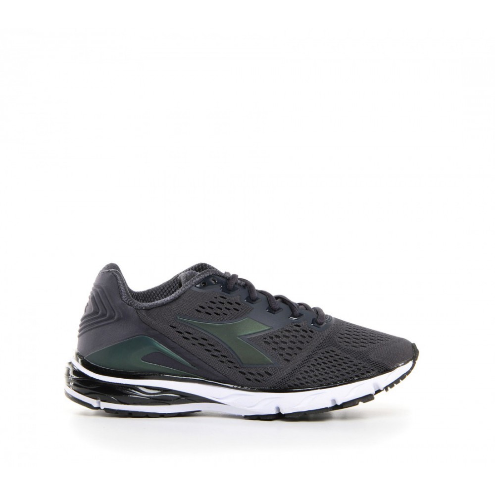 diadora mythos blushield 3