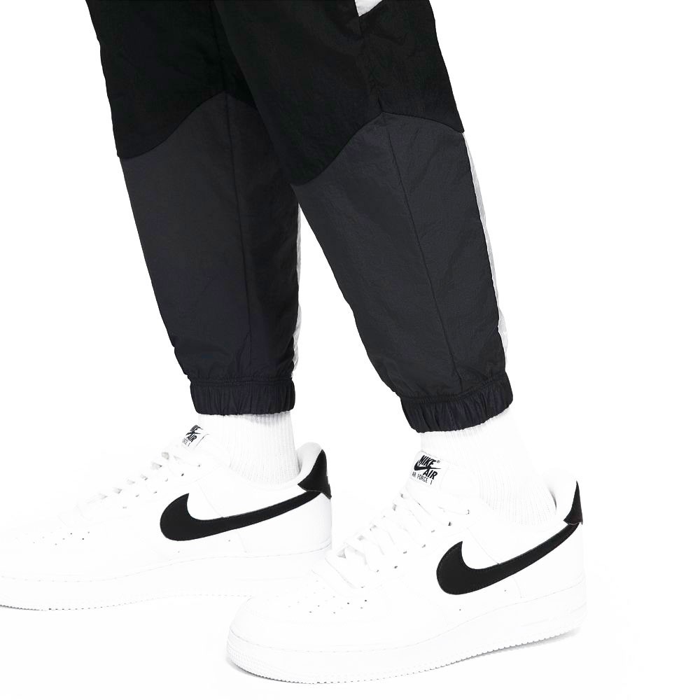 Nike Pantaloni Con Polsino Swoosh Nero Uomo - Acquista online su Sportland